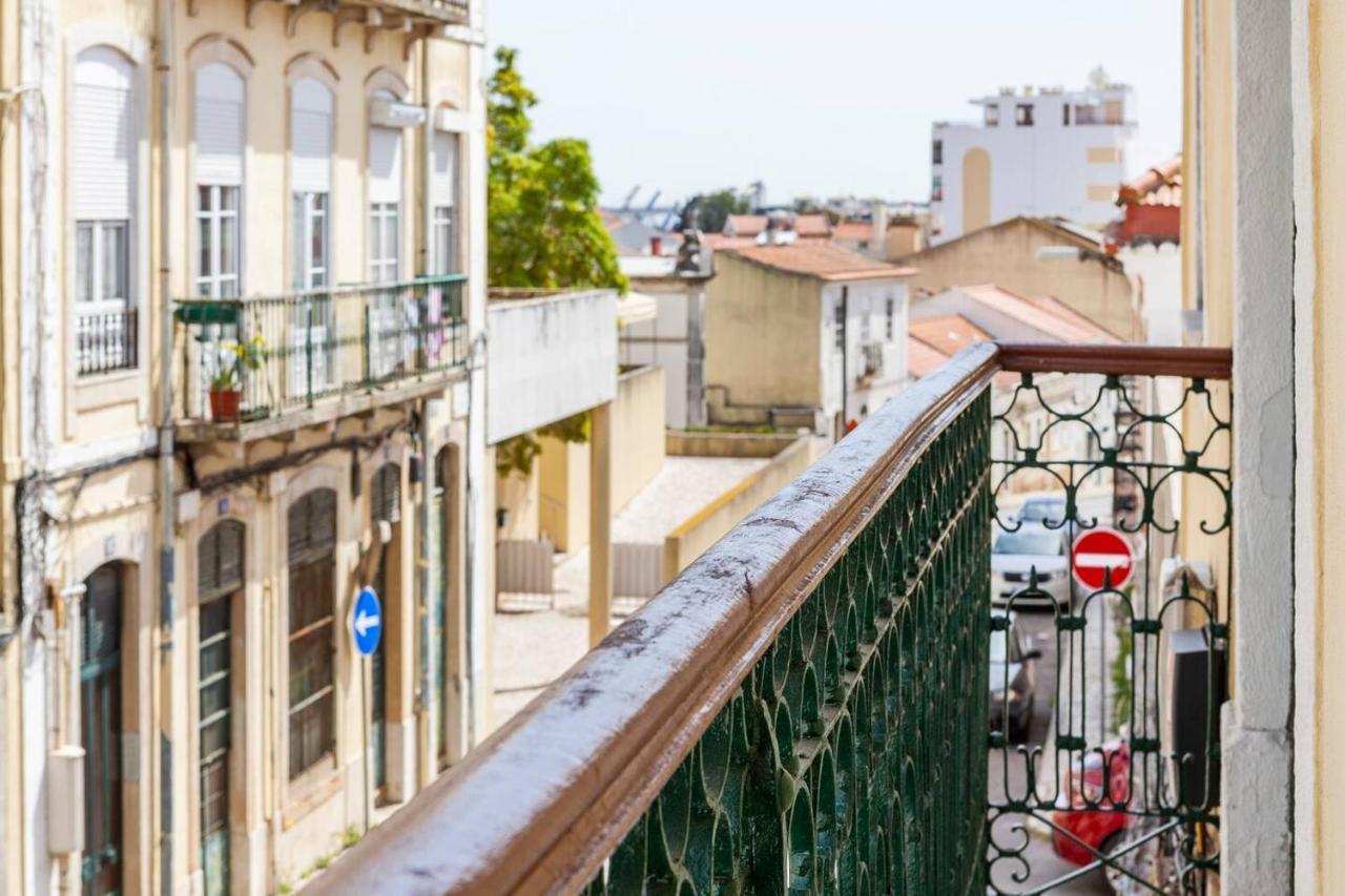 2 Bedroom Apartment For 4 People With Free Public Parking Lisboa Eksteriør billede